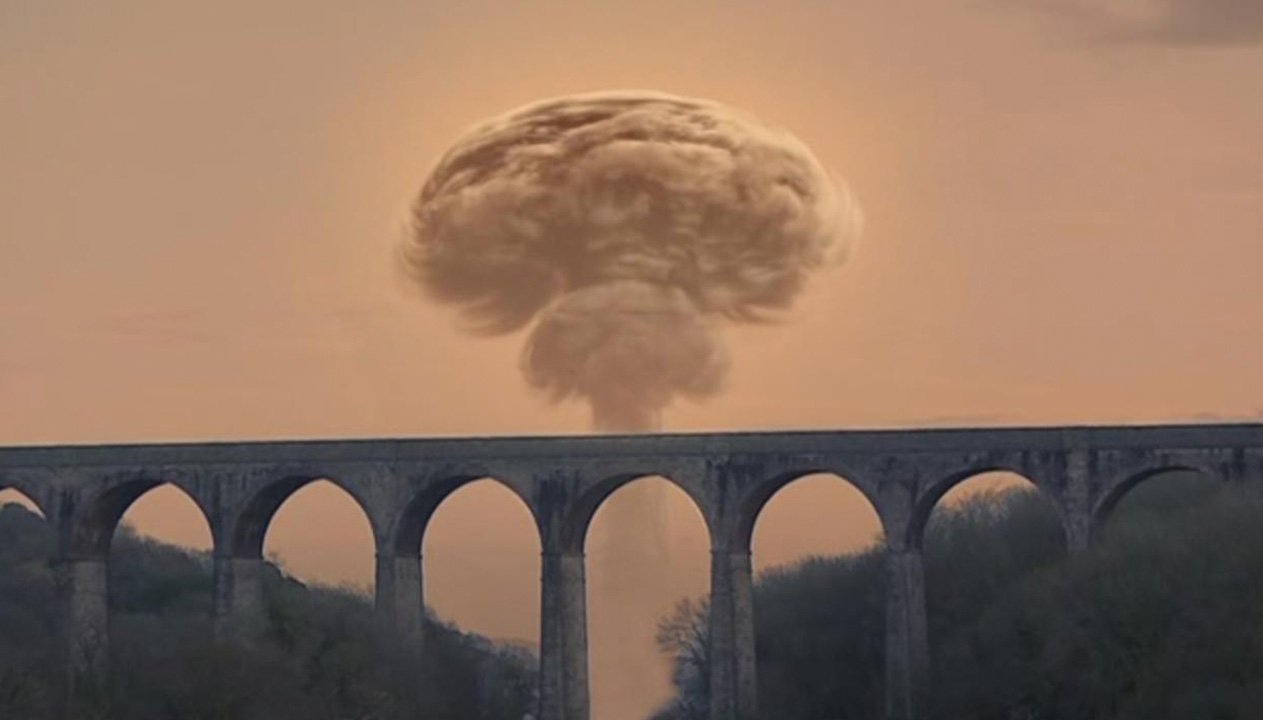 atomic-blast-from-the-titanic-crash-in-london-turn-left-doctor-who-back-when