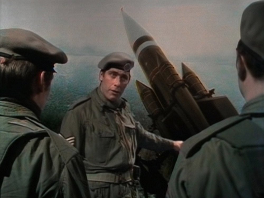 benton-and-unit-soldiers-with-the-thunderbird-two-rocket-mind-of-evil-doctor-who-back-when