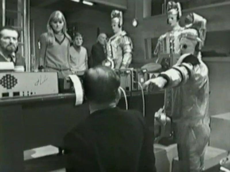 c029 tenth planet cyberman pointing doctor who drwho whobackwhen