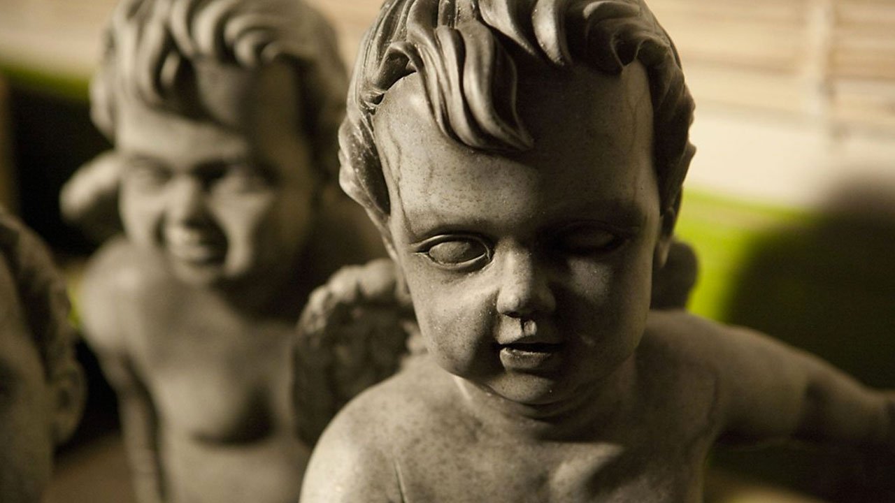 creepy-weeping-cherub-baby-angels-take-manhattan-doctor-who-back-when