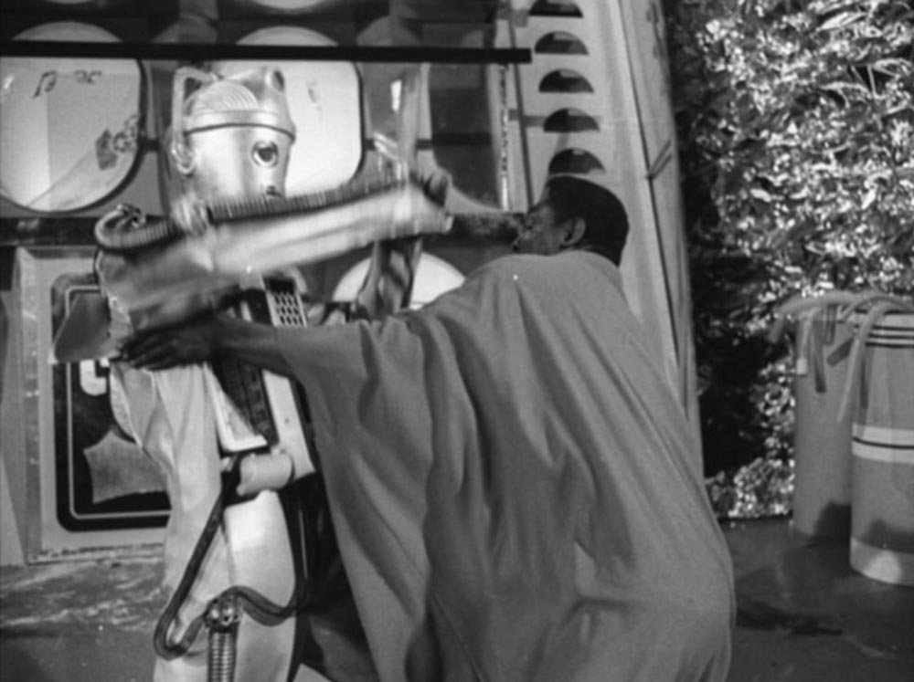 cyberman-toberman-fight-doctor-who-back-when-drwho-tomb-of-the-cybermen