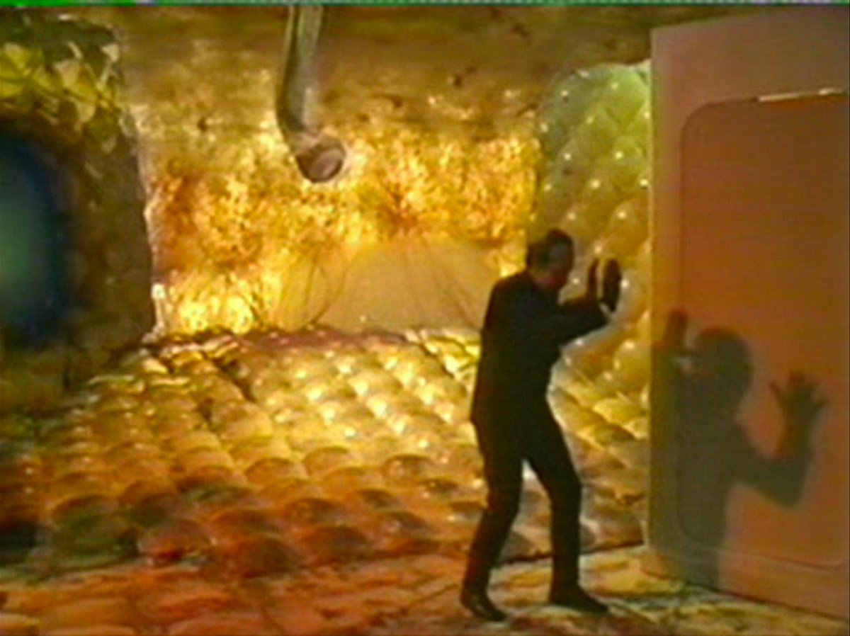 delgado-master-approaches-the-masters-tardis-in-axon-spaceship-claws-of-axos-who-back-when
