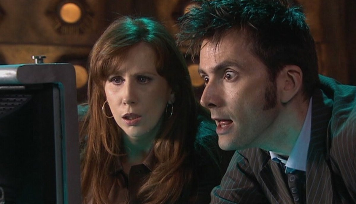 donna-and-tennant-checking-the-scanner-stolen-earth-doctor-who-back-when