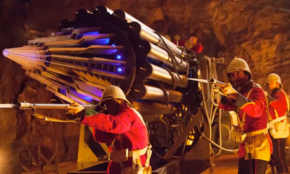 english-victorian-soldiers-aim-the-gargantua-empress-of-mars-doctor-who-back-when