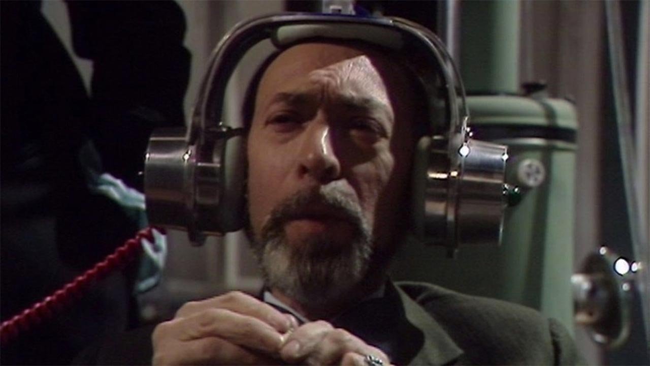 fake-real-psychic-and-real-fake-professor-wears-the-same-headphones-we-saw-in-the-green-death-planet-of-the-spiders-doctor-who-back-when