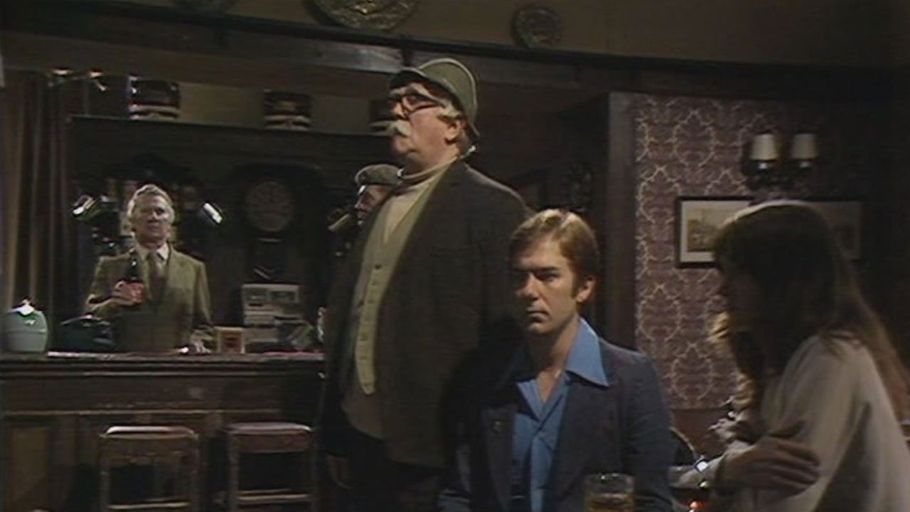 fake-villagers-in-pub-android-invasion-john-doctor-who-back-when