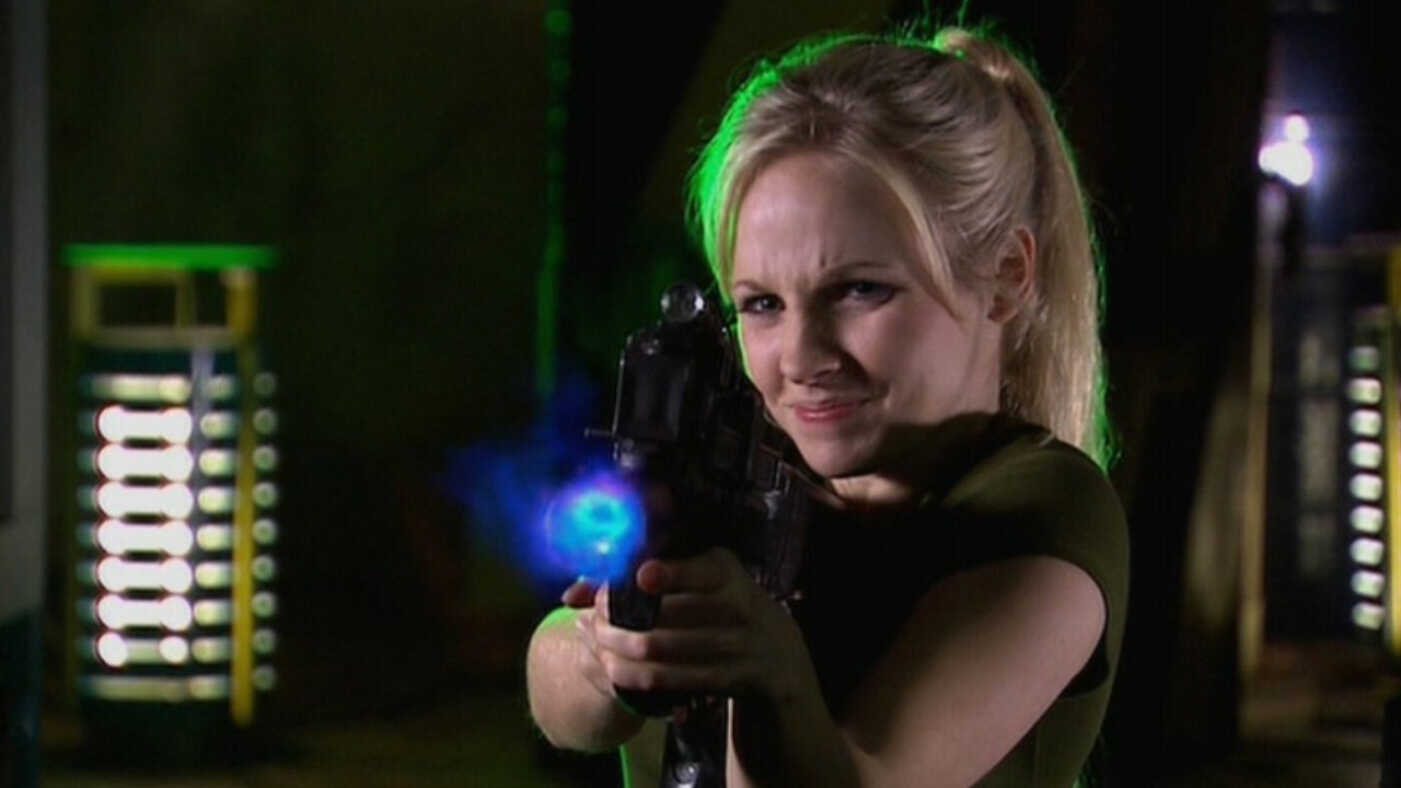 jenny-fires-a-rifle-the-doctor's-daughter-dr-who-back-when