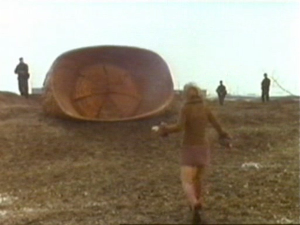 jo-grant-approaches-axon-ship-claws-of-axos-who-back-when