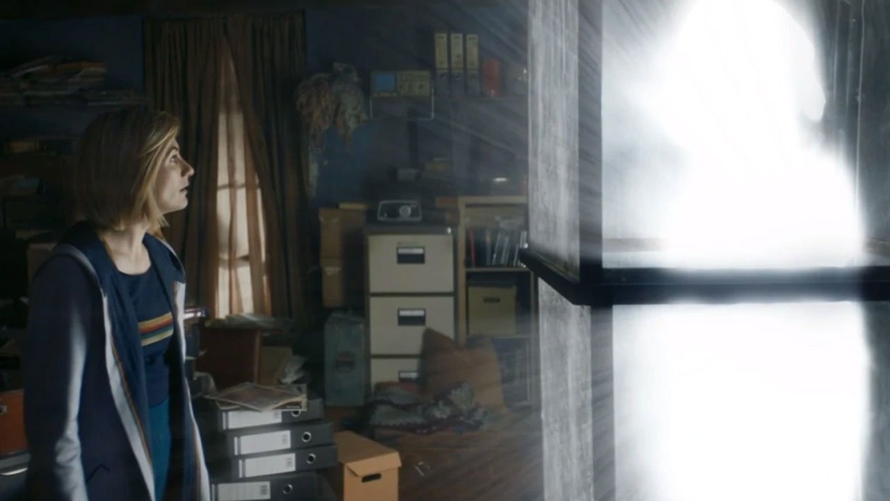 jodie-whittaker-thirteen-confronts-a-kasaavin-spyfall-doctor-who-back-when