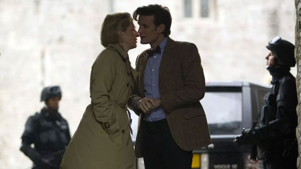 kate-lethbridge-stewart-unit-soldiers-gives-doc-11-a-peck-on-the-cheek-power-of-three-doctor-who-back-when