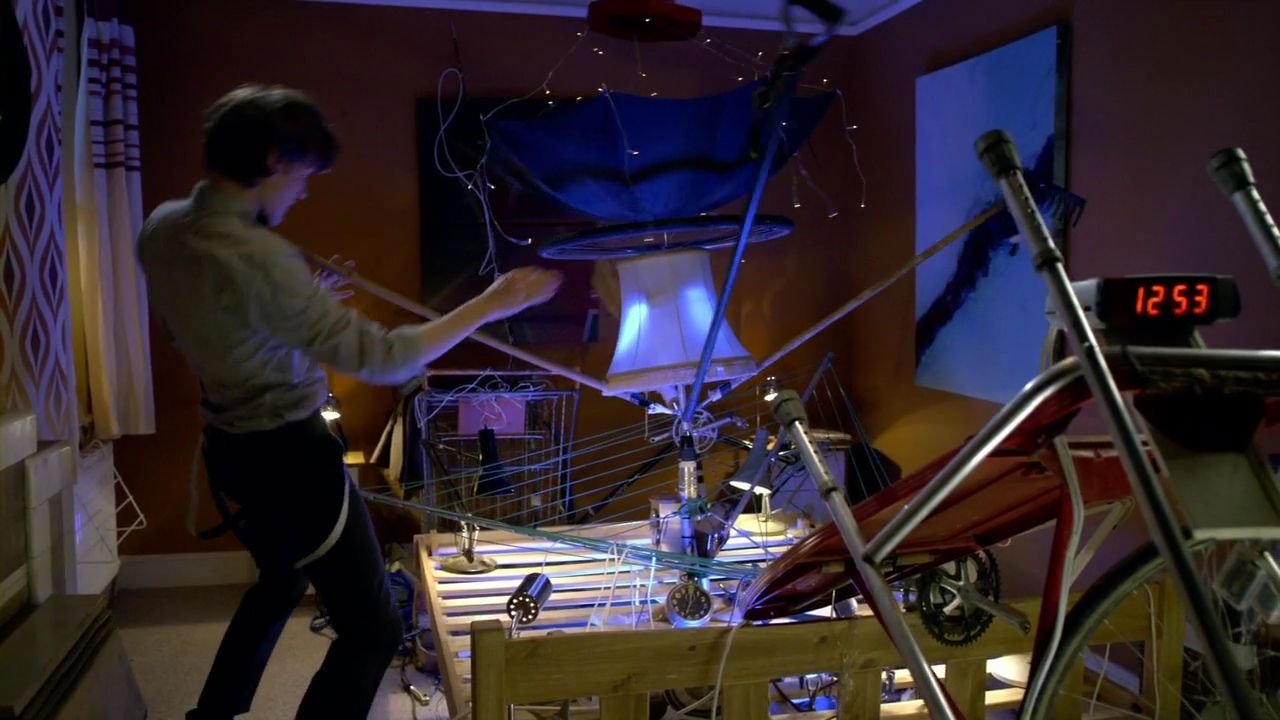 matt-smith-eleventh-doctor-scanning-contraption-the-lodger-doctor-who-back-when