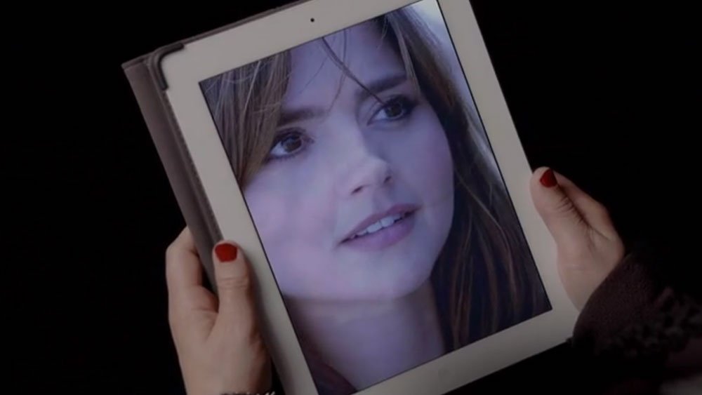 missy-googles-clara-oswald-on-her-ipad-flatline-doctor-who-back-when