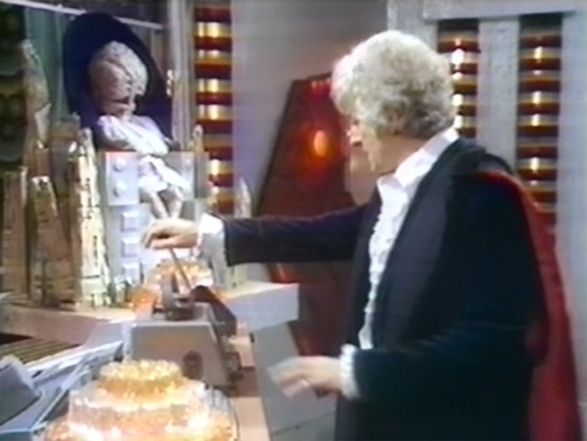 pertwee-pulls-self-destruct-lever-with-uxariean-guardian-colony-in-space-who-back-when
