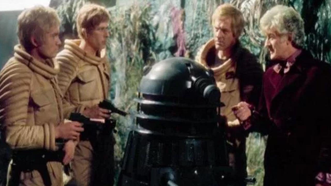 pertwee-third-doctor-and-thals-find-a-dead-dalek-planet-of-the-daleks-doctor-who-back-when