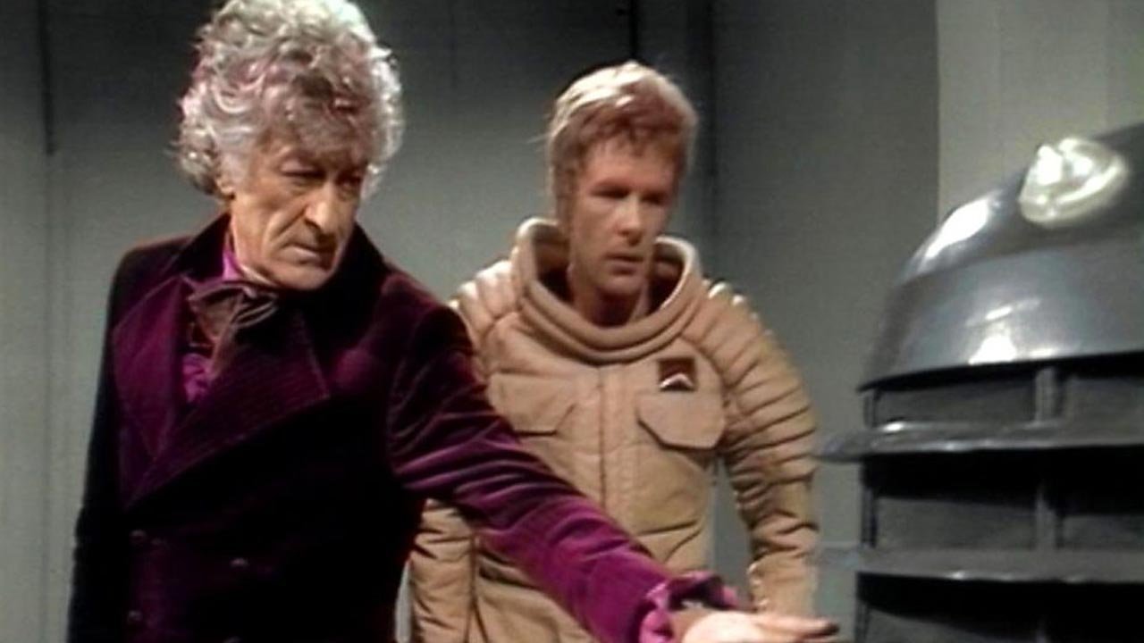 pertwee-third-doctor-with-thal-and-dalek-in-cell-planet-of-the-daleks-doctor-who-back-when
