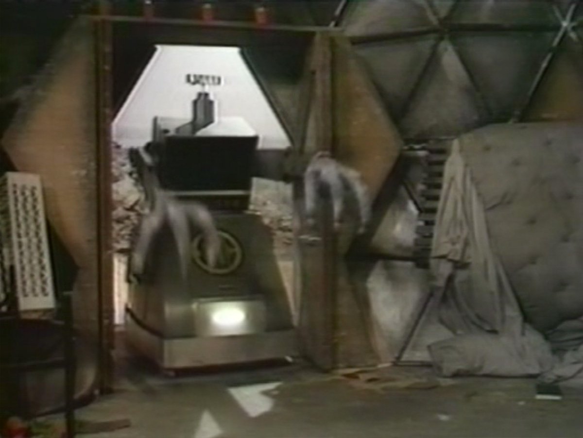 robot-with-lizard-hands-colony-in-space-who-back-when