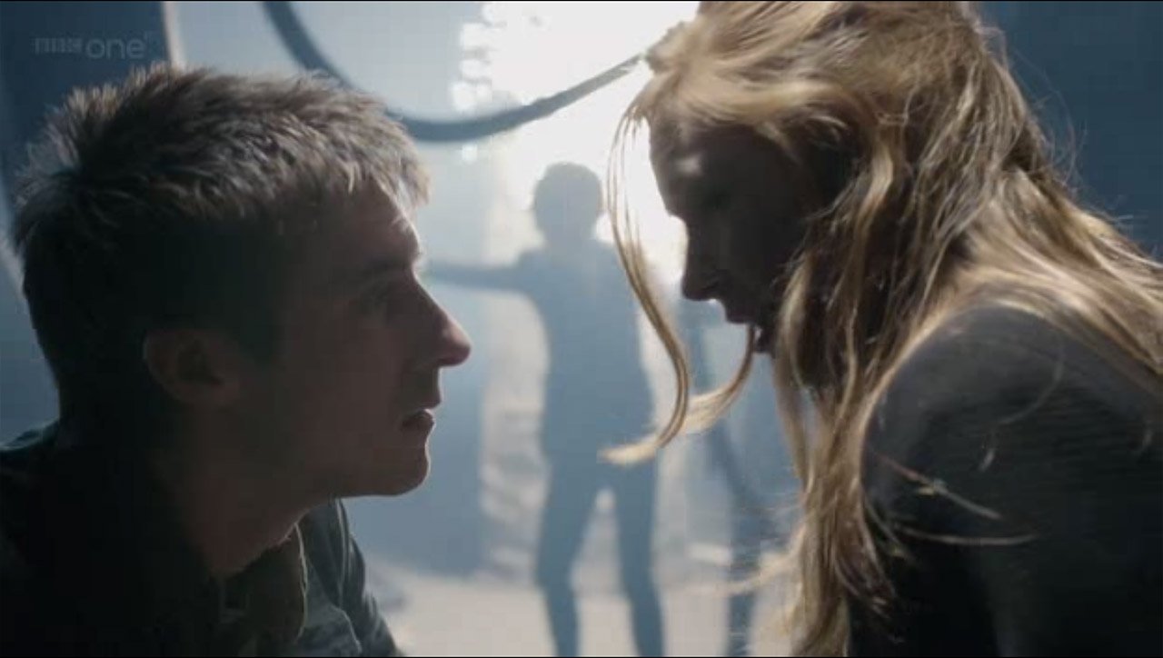 rory-and-amy-during-shootout-day-of-the-moon-doctor-who-back-when