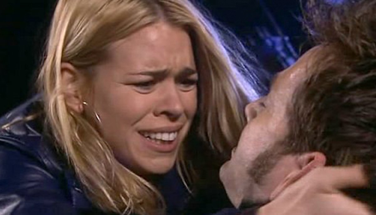 rose-holds-dying-tennant-in-her-arms-stolen-earth-doctor-who-back-when