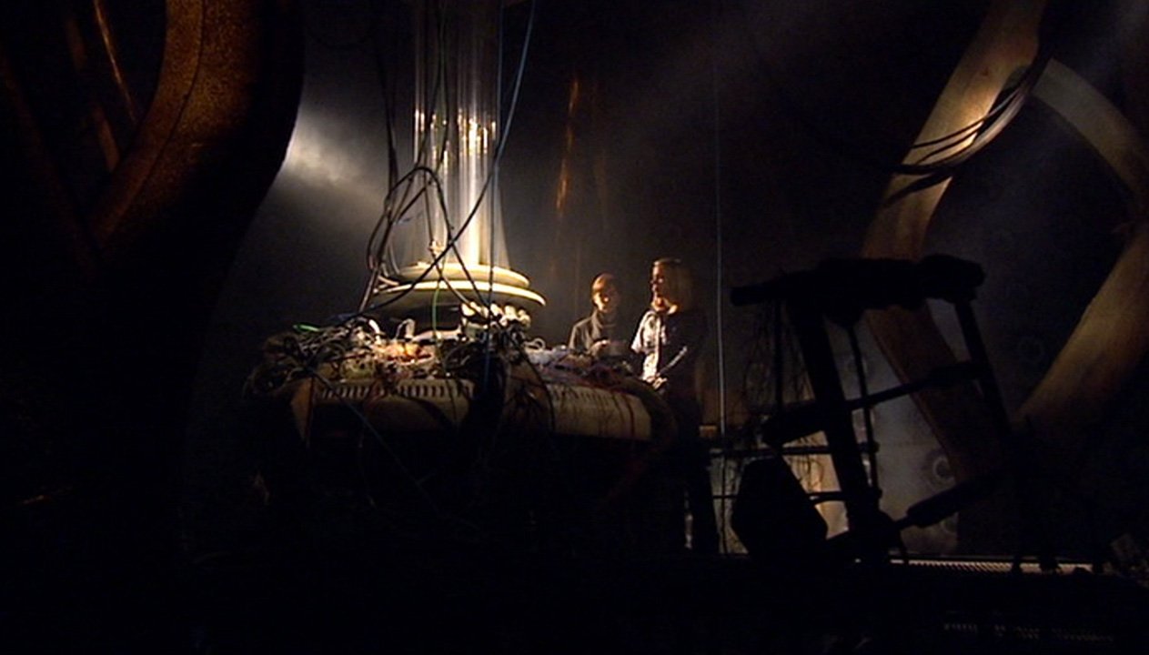 rose-shows-donna-noble-the-dying-tardis-console-turn-left-doctor-who-back-when