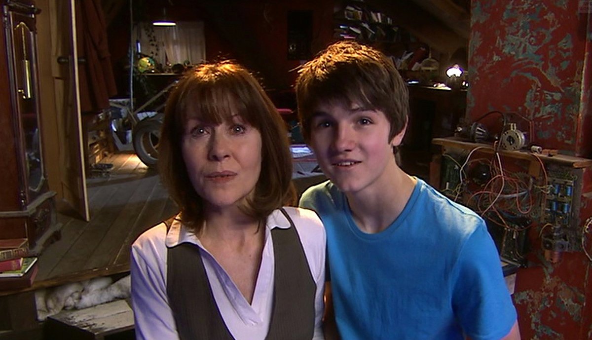 sarah-jane-smith-and-bane-luke-smith-stolen-earth-doctor-who-back-when