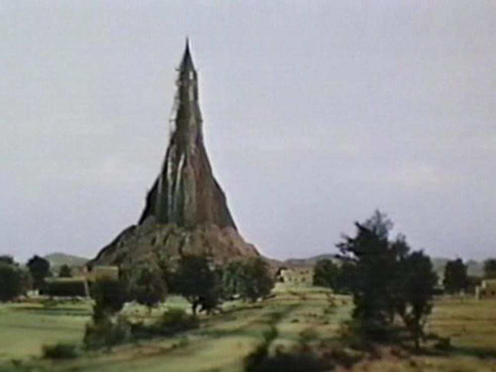 spaceship-hydrax-doubles-as-a-spooky-castle-state-of-decay-doctor-who-back-when