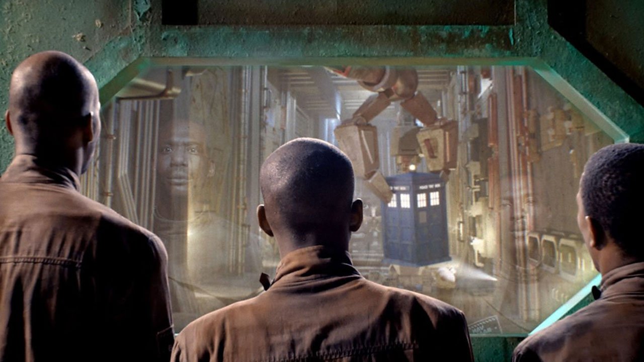 tardis-brought-into-the-salvage-ship-journey-to-the-centre-of-the-tardis-doctor-who-back-when