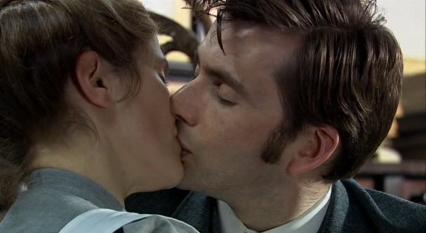 tennant-kissing-joan-aka-daisy-from-spaced-doctor-who-back-when-human-nature
