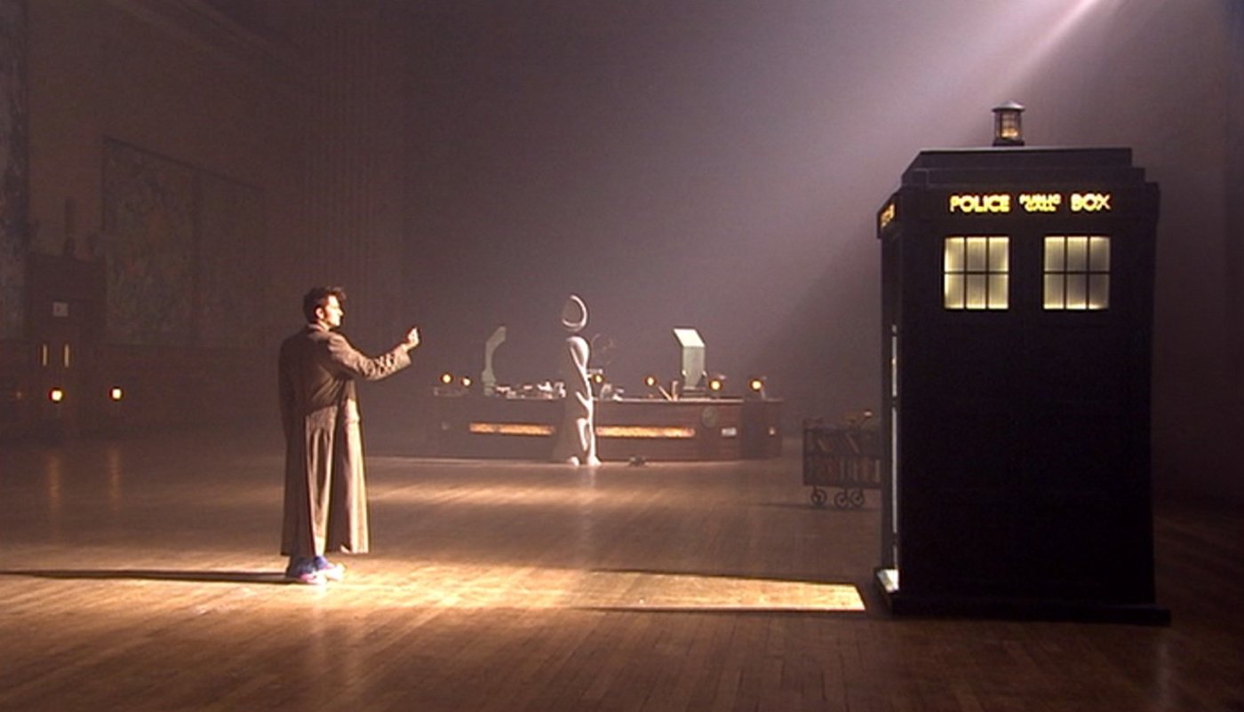 tennant-snaps-his-fingers-and-opens-the-tardis-door-forest-of-the-dead-doctor-who-back-when