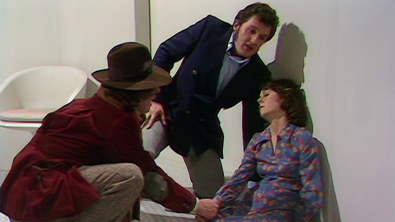 tom-baker-fourth-doctor-and-harry-sullivan-rescue-sarah-jane-smith-the-ark-in-space-dr-who-back-when