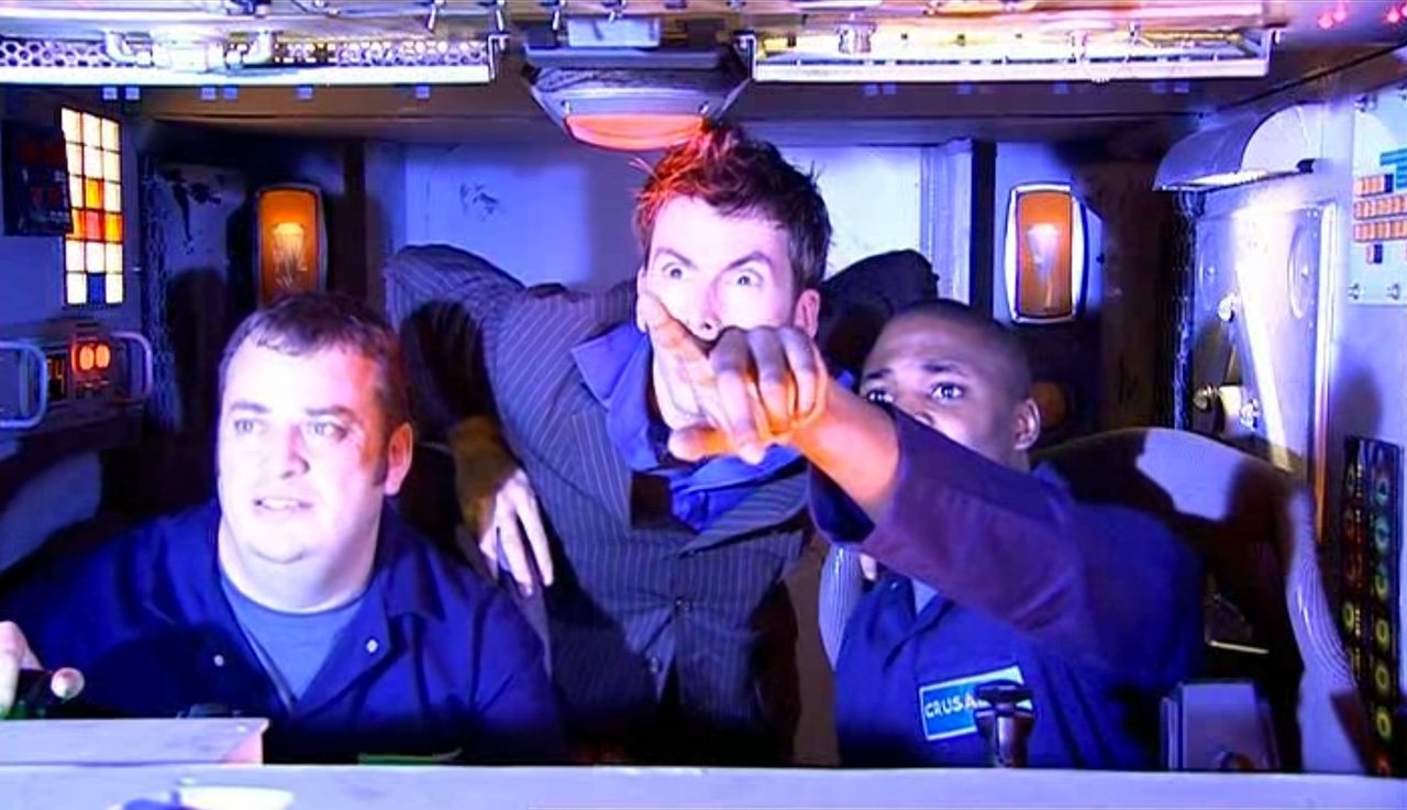 trainee-mechanic-claude-points-out-alien-to-tennant--midnight-doctor-who-back-when