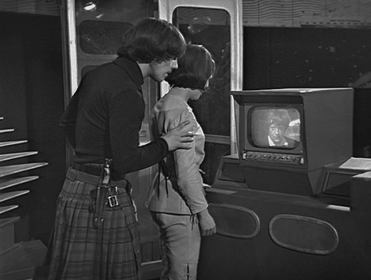 troughton-skypes-from-the-moon-with-jamie-and-zoe-seeds-of-death-doctor-who-back-when