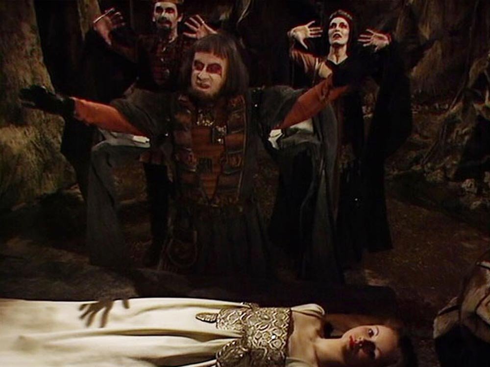 vampires-about-to-sacrifice-romana-state-of-decay-doctor-who-back-when