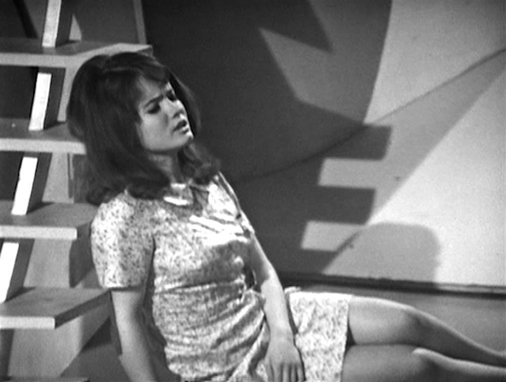 victoria-waterfield-passed-out-doctor-who-back-when-drwho-tomb-of-the-cybermen