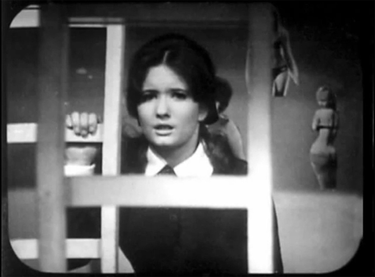 victoria-with-sexy-bikini-babes-in-the-background-fury-from-the-deep-doctor-who-back-when